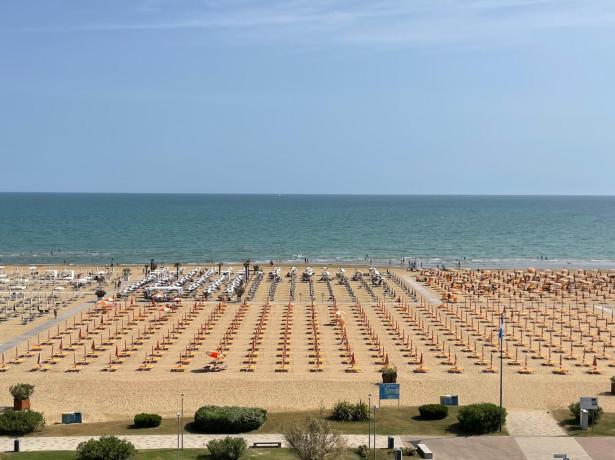 hotel-montecarlo en august-holidays-in-a-seafront-hotel-in-bibione 013
