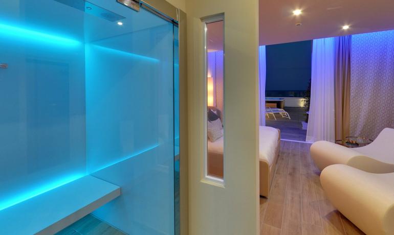 Modernes Zimmer mit blauer Beleuchtung und Außenbereich zum Entspannen.