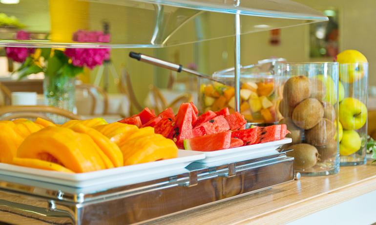 Buffet di frutta fresca con anguria, mango e kiwi.