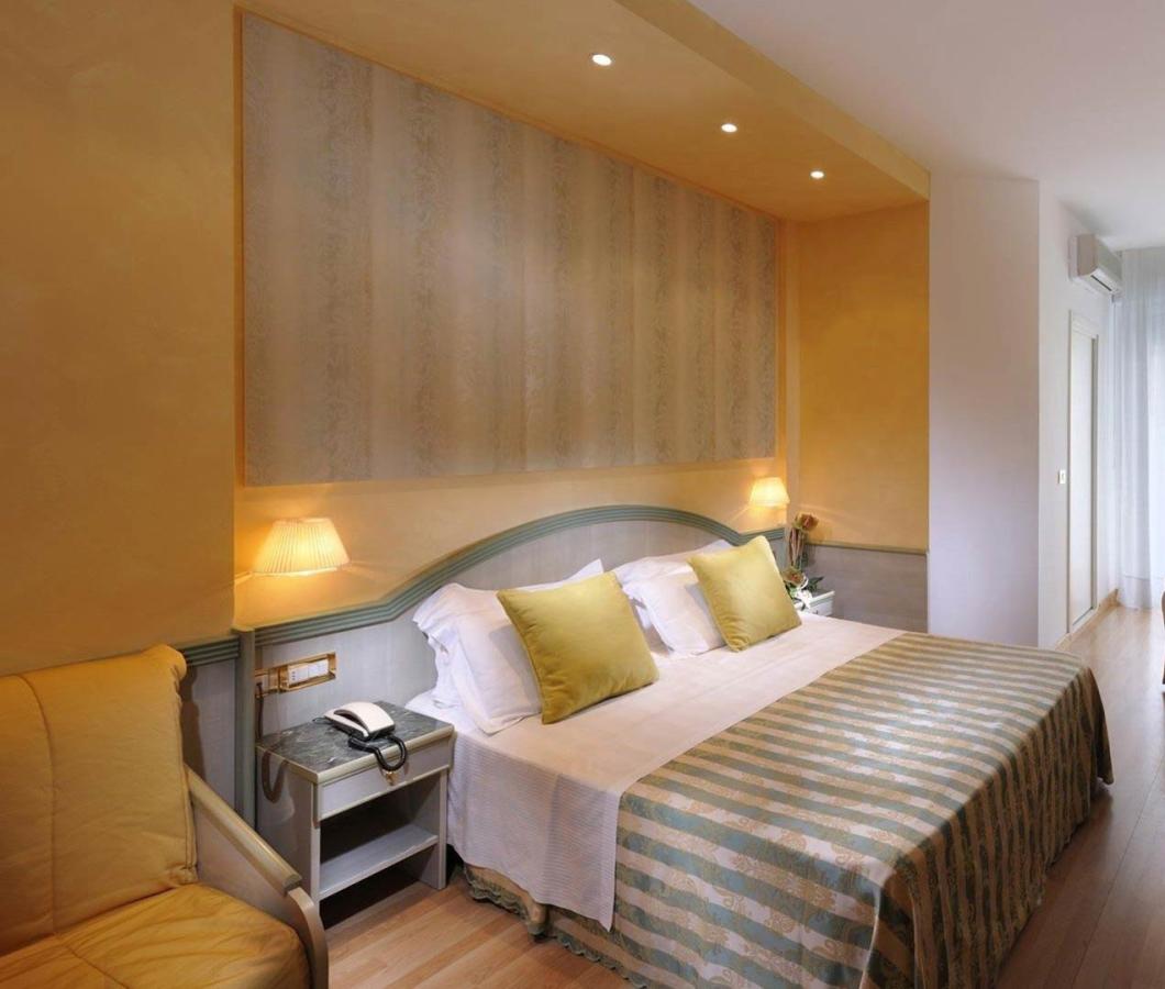 Camera elegante con letto matrimoniale e TV.