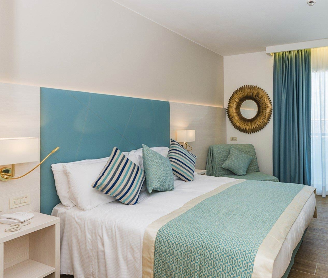 Modernes Zimmer mit Doppelbett und eleganter Dekoration.