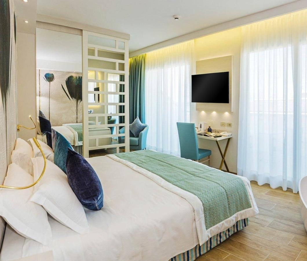 Modernes Zimmer mit Badewanne, Bett und TV.