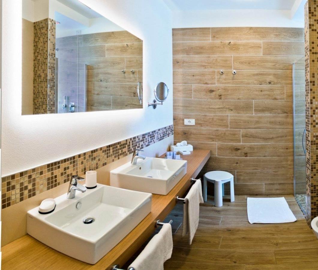 Modernes Badezimmer mit Doppelwaschbecken und Holzelementen.