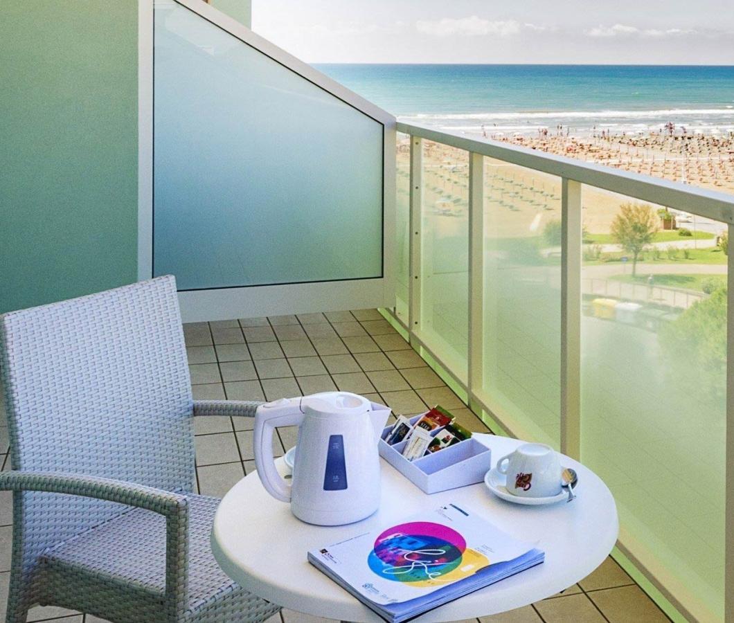 Balkon mit Meerblick, Tisch und Stuhl.