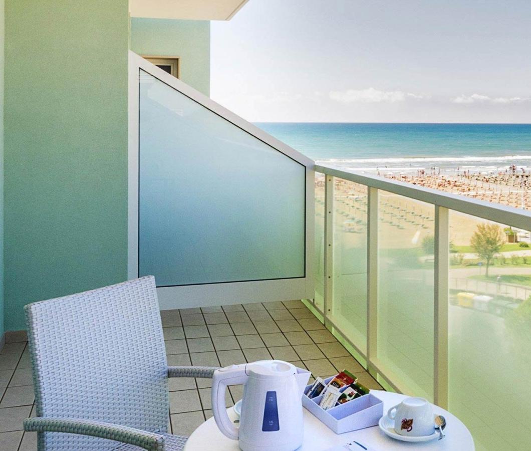 Balcone con vista mare, tavolo e sedie.