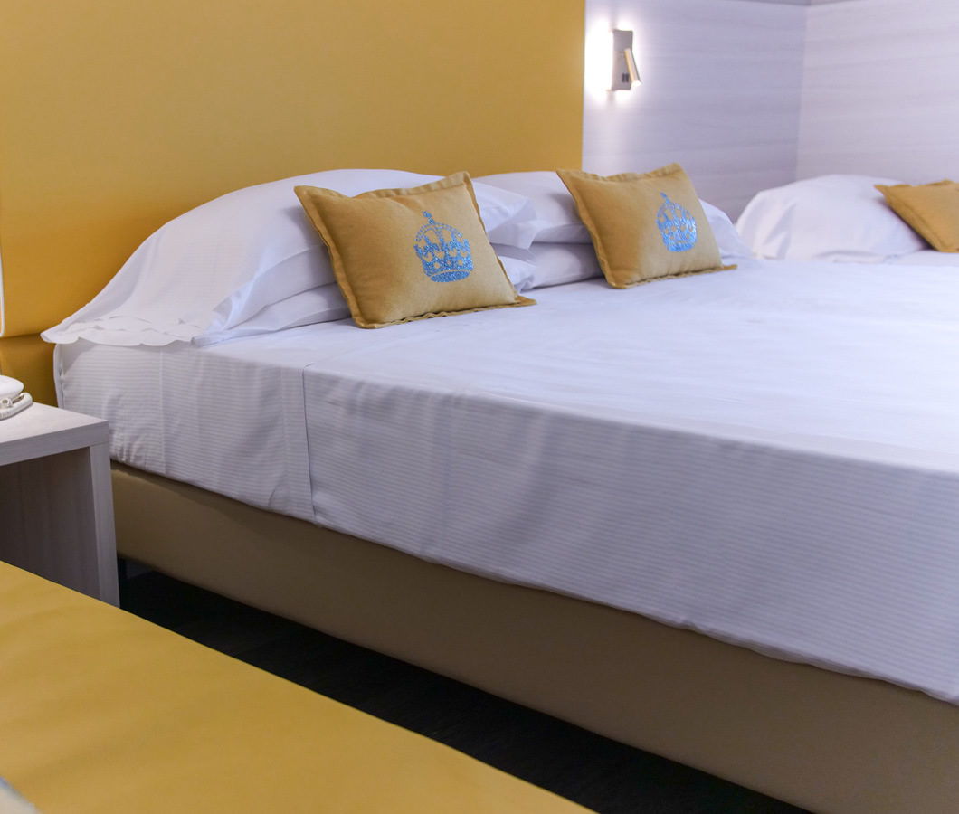 Camera d'hotel con stile classico, presto rinnovata.