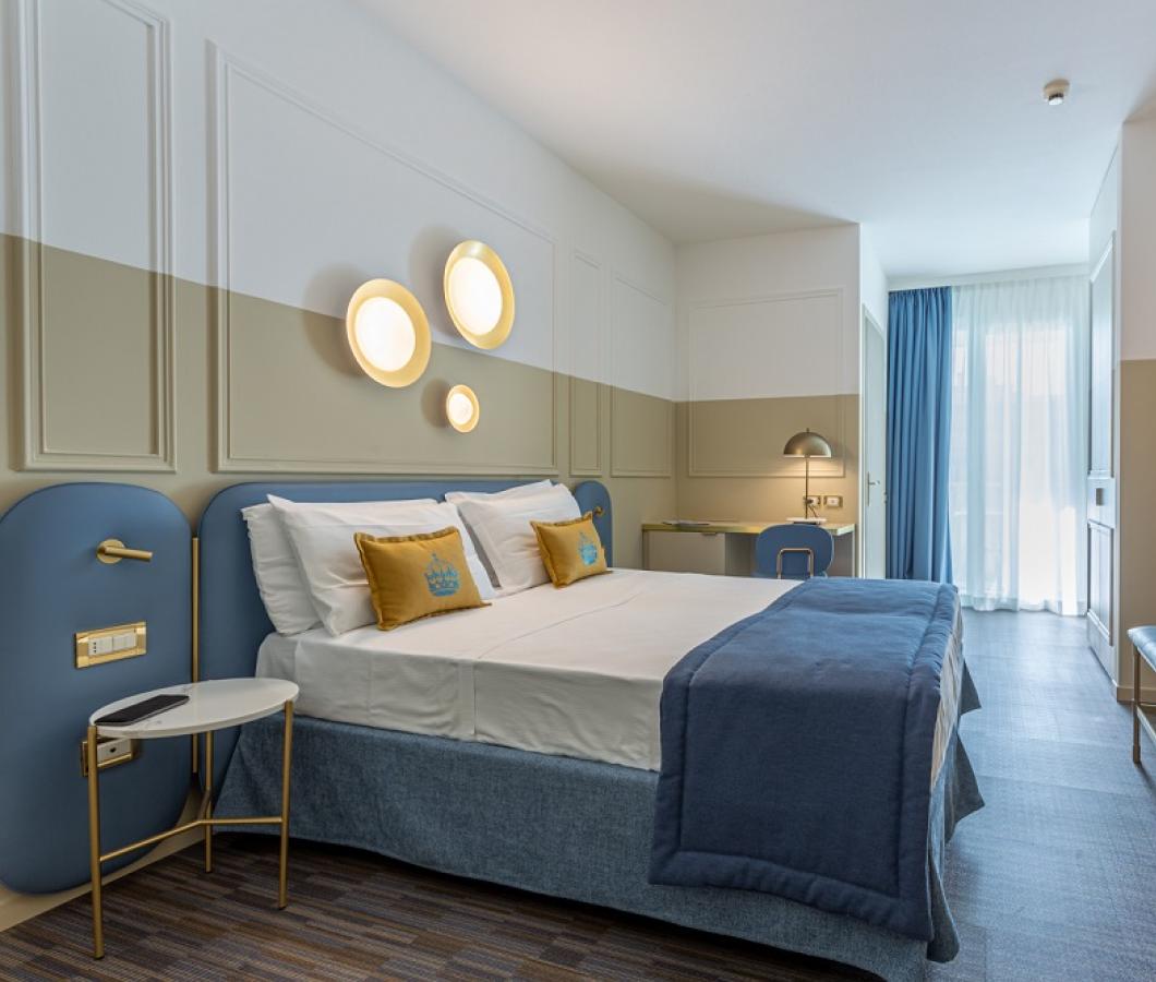 Elegante camera d'albergo con letto matrimoniale e decorazioni moderne.