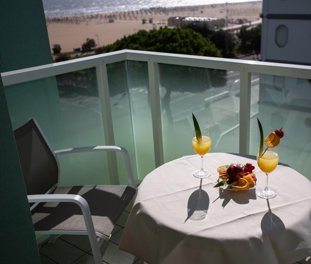 Due cocktail su un tavolo con vista mare dal balcone.