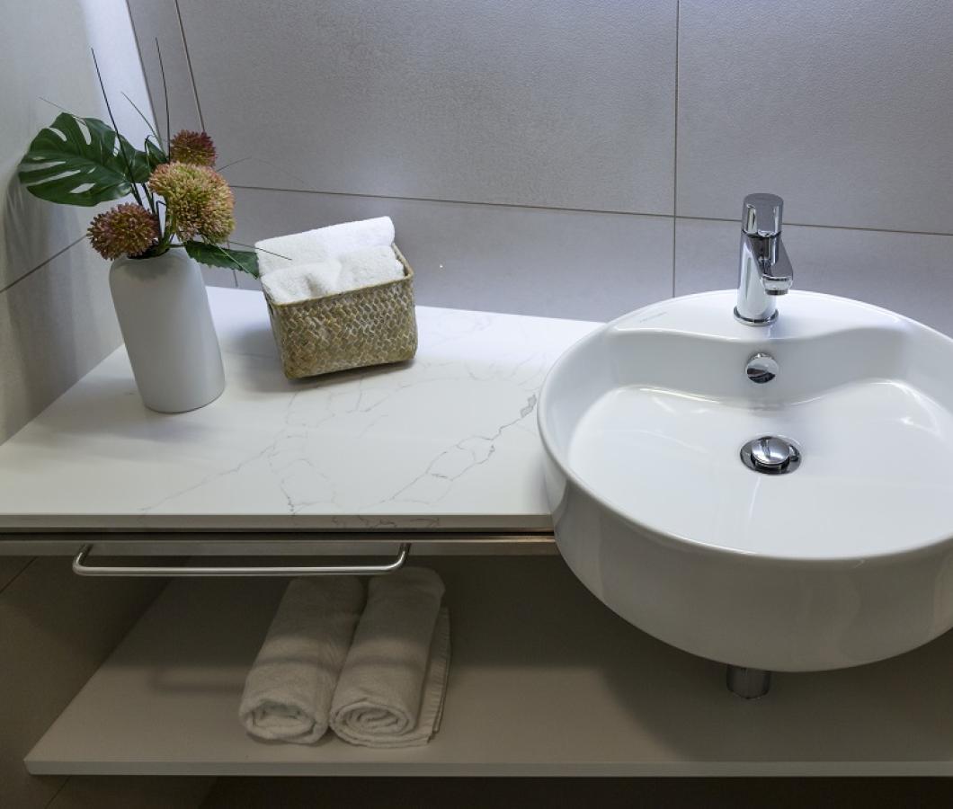 Lavandino moderno con decorazioni floreali e asciugamani.