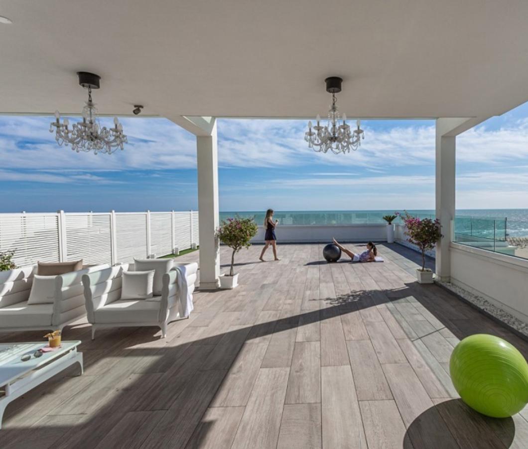 Terrasse am Meer mit Sofas und Panoramablick.