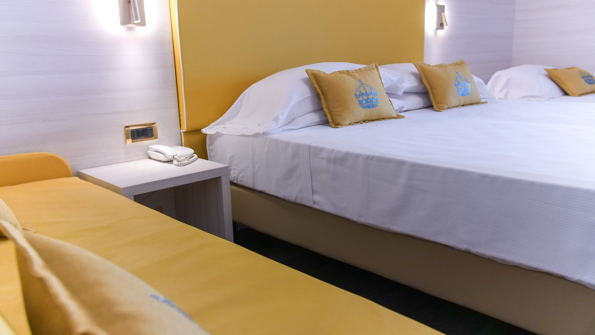 Camera d'hotel moderna con letto matrimoniale e TV.