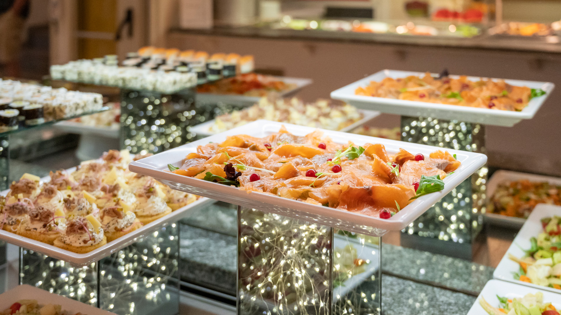 Buffet elegante con piatti di pesce e antipasti vari.
