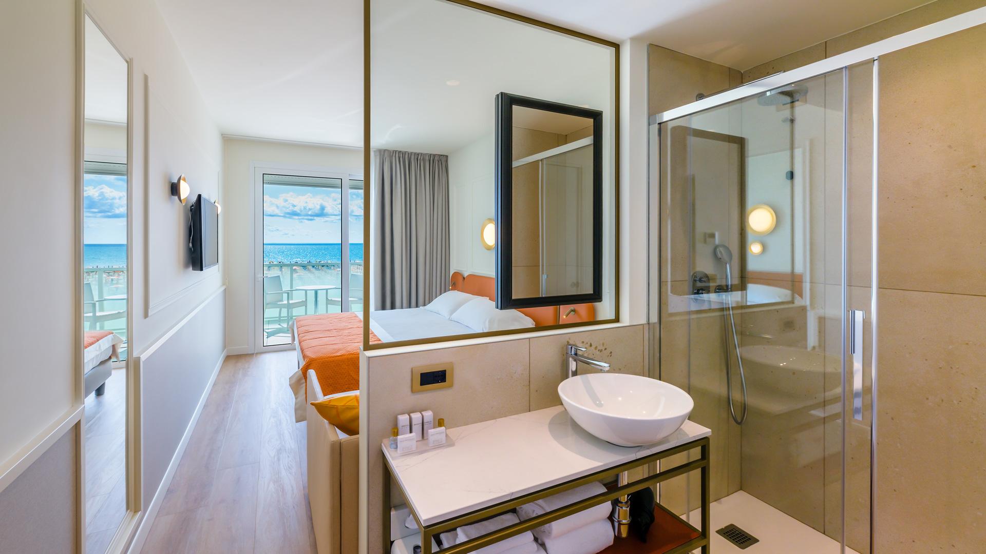 Camera moderna con vista mare, bagno elegante.