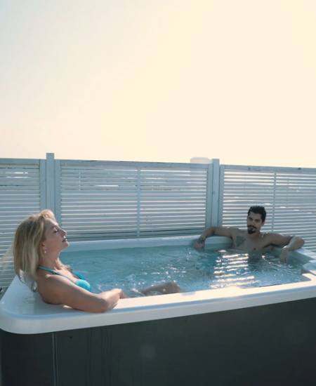Sauna e doccia moderne con accappatoi appesi su parete in legno elegante.