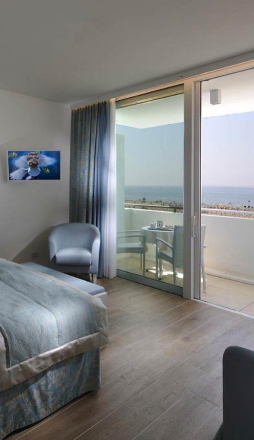 Camera moderna con vista mare e arredamento blu.