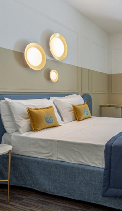 Camera moderna con letto matrimoniale, TV e arredi eleganti.