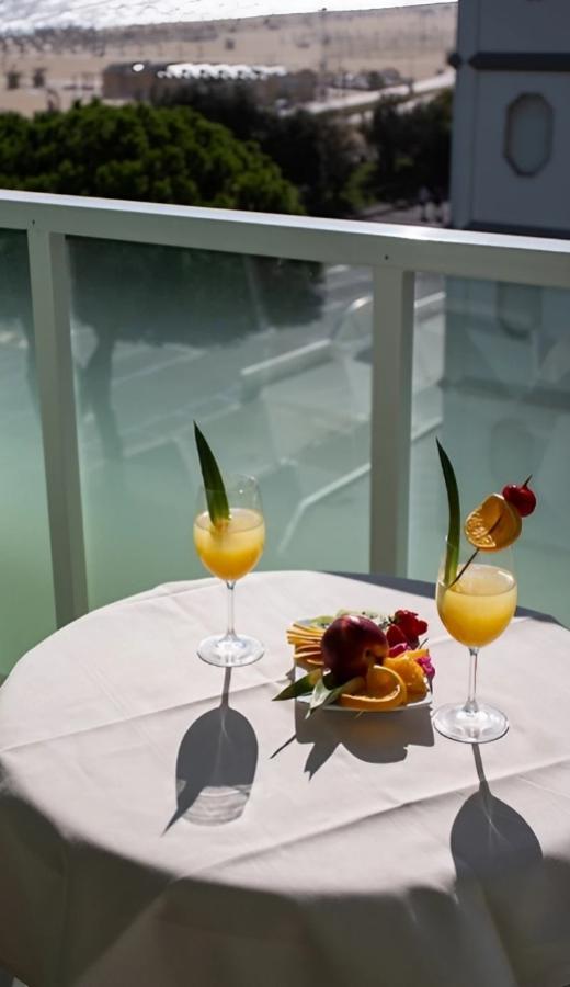 Due cocktail su un tavolo con vista sulla spiaggia.