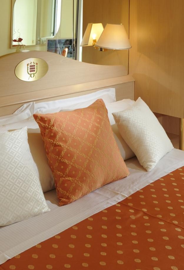 Camera d'hotel con vista mare e balcone.