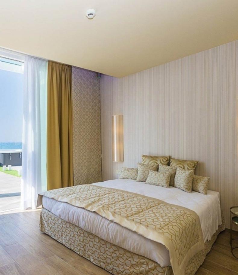 Camera elegante con letto matrimoniale, vista mare.