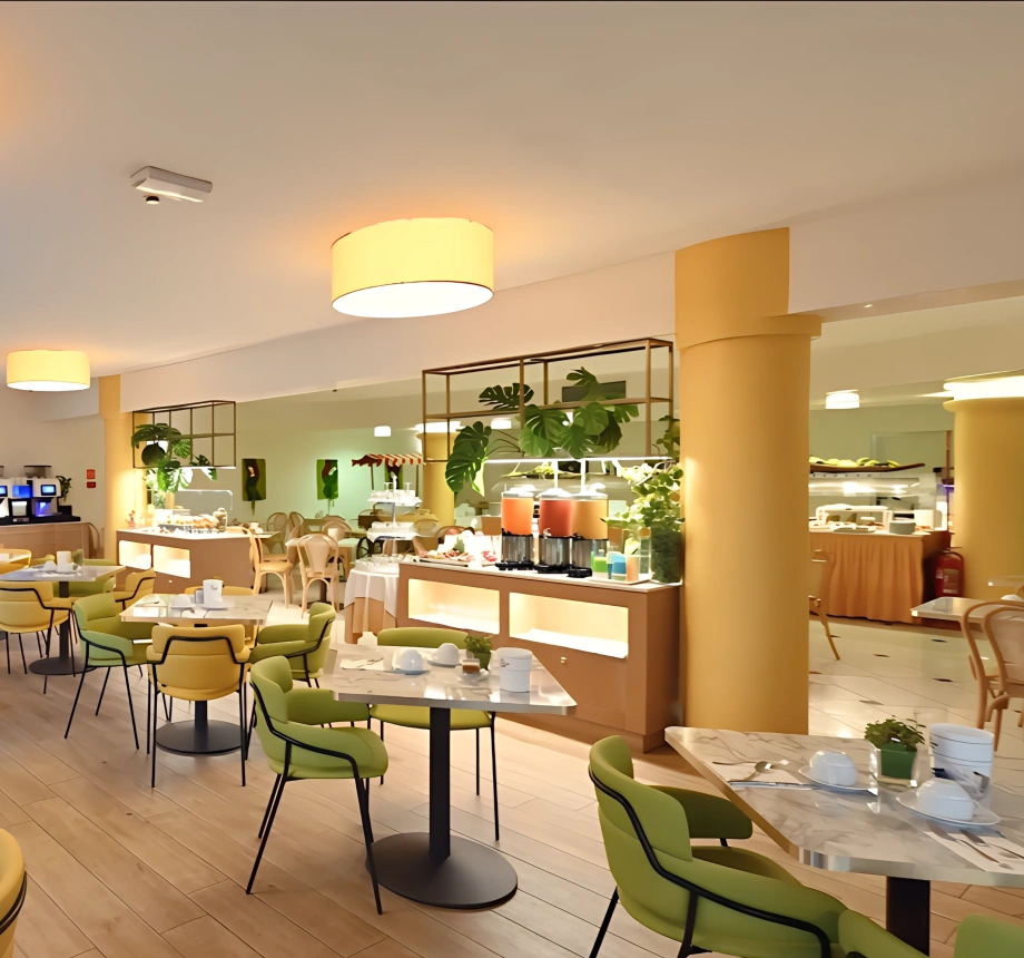 Ristorante moderno con sedie colorate e buffet.