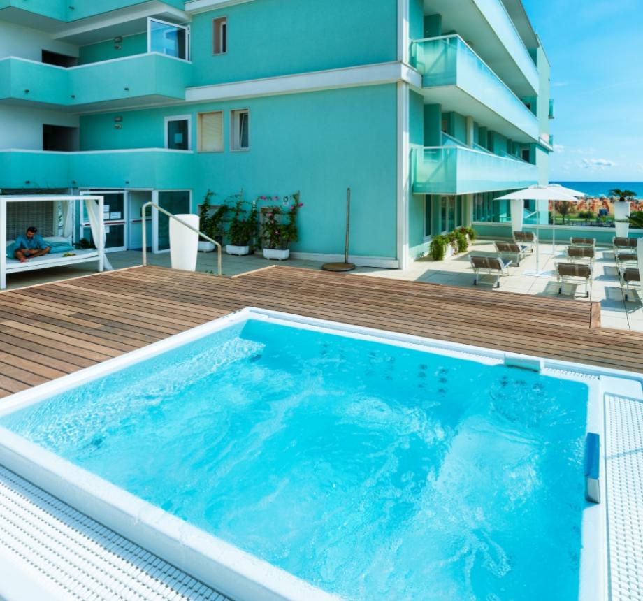 Piscina e terrazza in un moderno edificio sul mare.