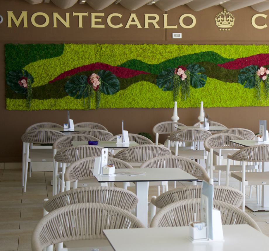 Caffè elegante con decorazioni verdi e tavoli moderni.