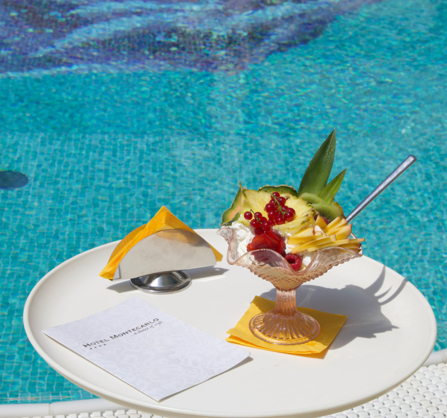 Dessert di frutta a bordo piscina in hotel.